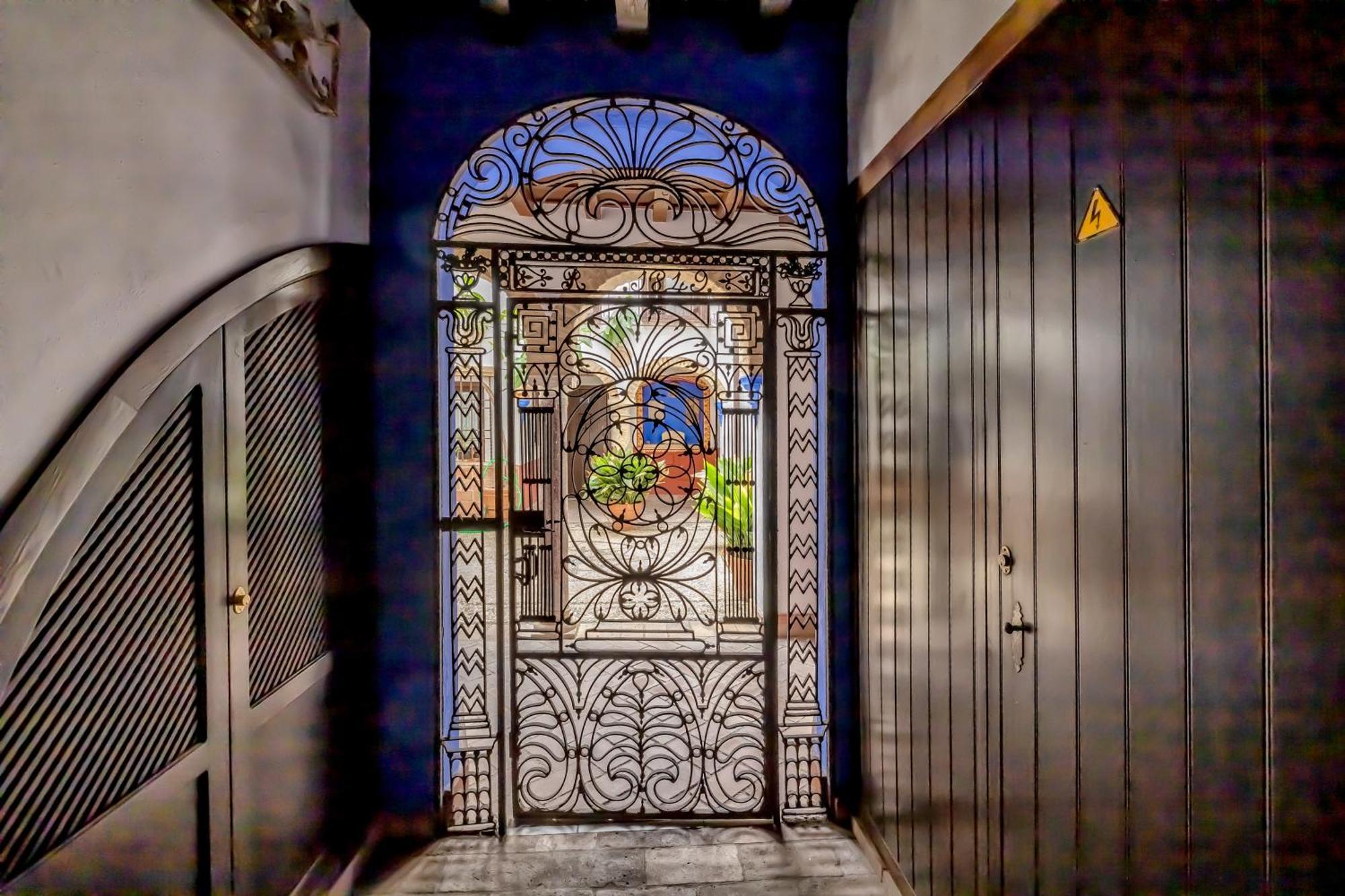 El Capricho De 1849 & Parking Apartment Cordoba Luaran gambar